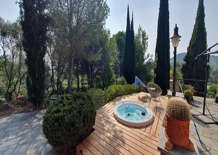 Villa In Einer Villla Mit Pool